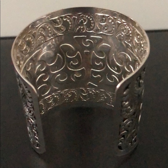 SILVER METAL CUFF BRACELET W/GORGEOUS DESIGN - Picture 3 of 13